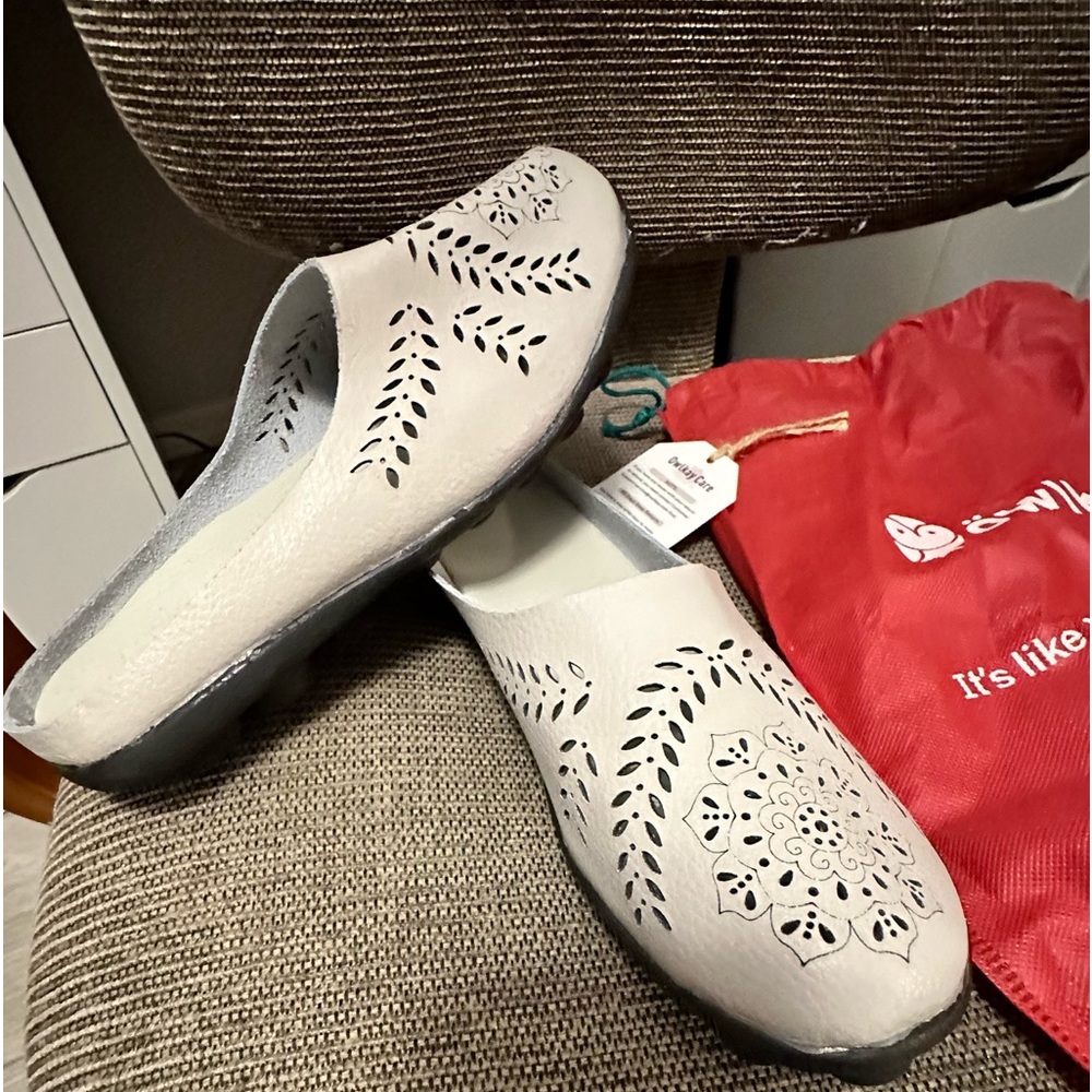 Wonderful “Owlkay” ladies footwear, new,with tags. Off white/light taupe. Size 8